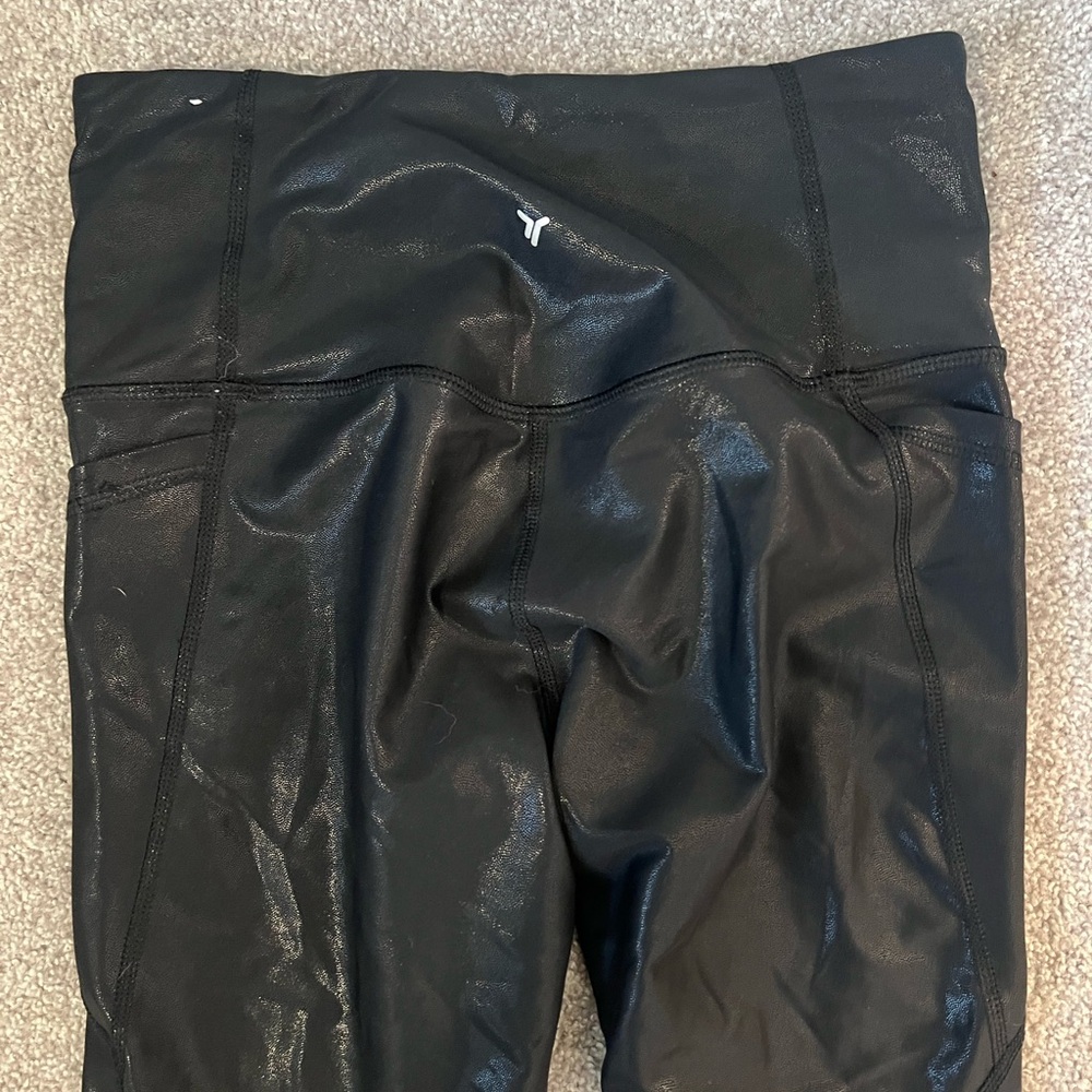 Black faux leather looking shiny leggings size M Old Navy Active
